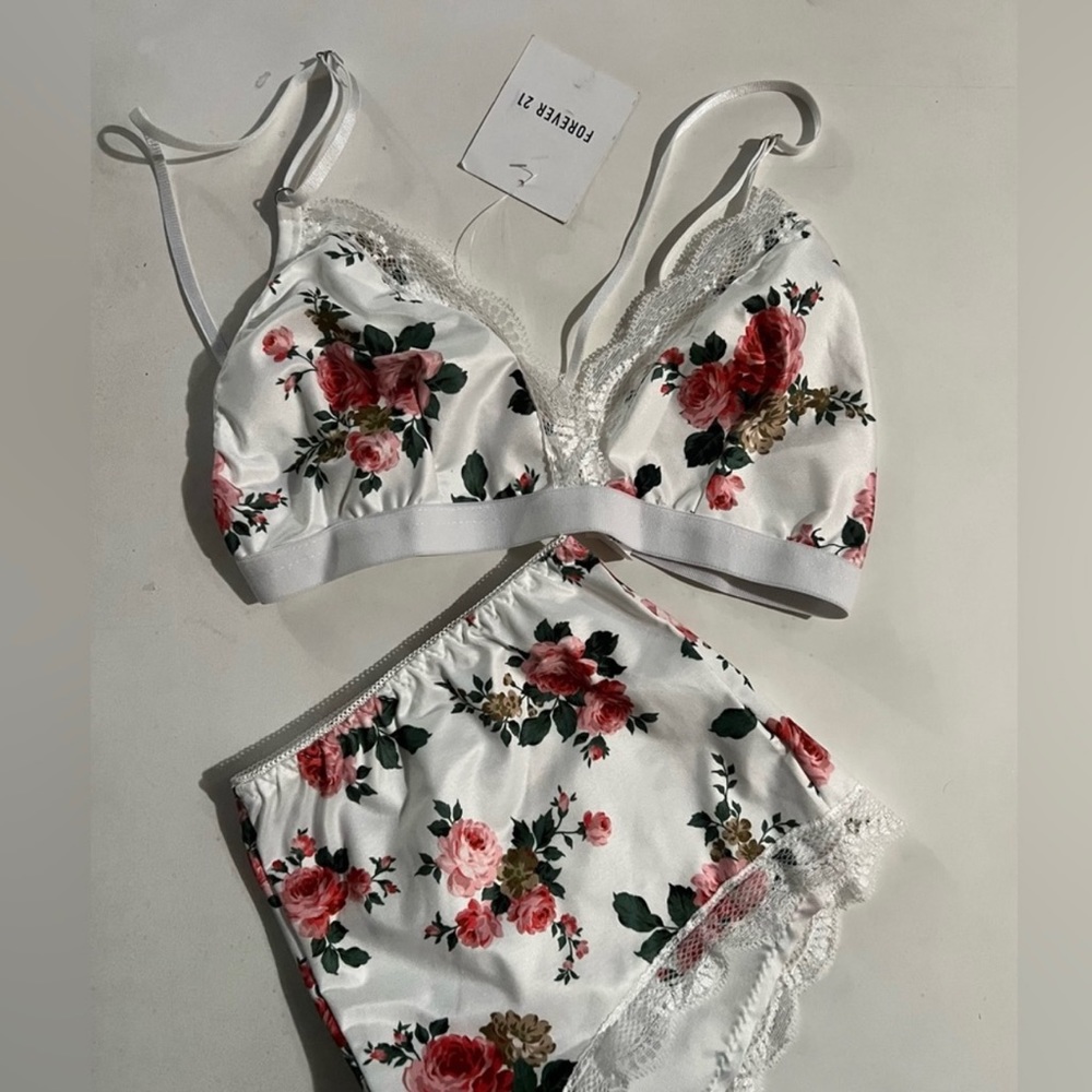 NWT 2pack Floral Print Contrast Lace
Wireless Lingerie Set Without Robe